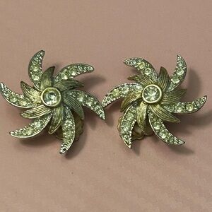 Vintage Sarah Coventry pinwheel clip on earrings